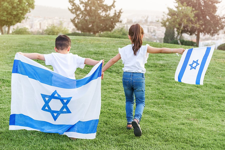 ילדים רצים עם דגלי ישראל