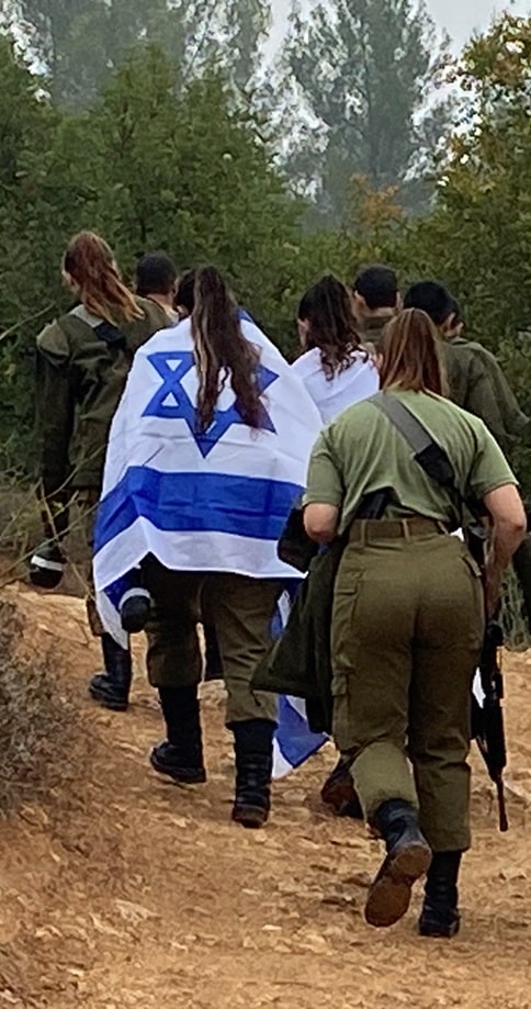 חיילות צה"ל עם דגל ישראל