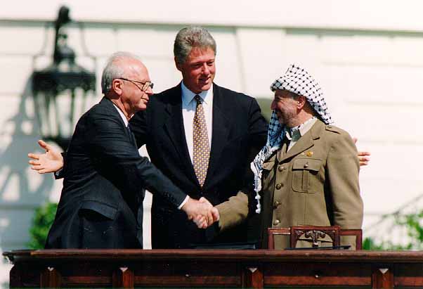 לחיצת היד של יצחק רבין ויאסר ערפאת בחתימת הסכם אוסלו