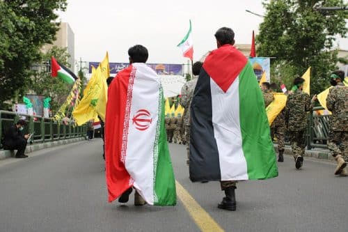מפגינים עטופים בדגלי איראן בצעדה