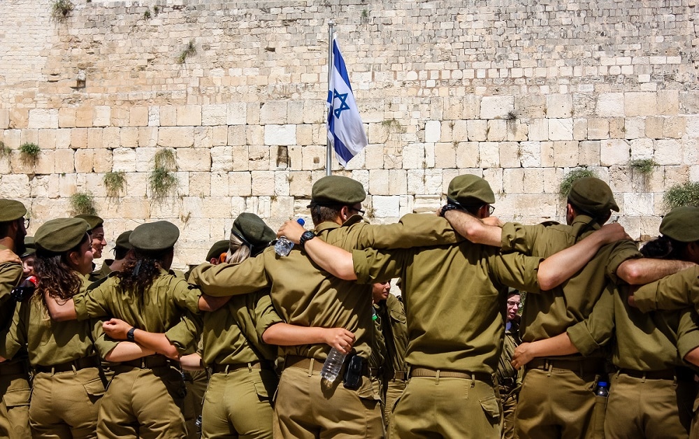 חיילי צה"ל מחובקים מול הכותל ודגל ישראל