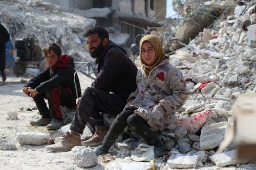 אזרחים סורים בין הריסות הבתים בעקבות רעש האדמה בסוריה