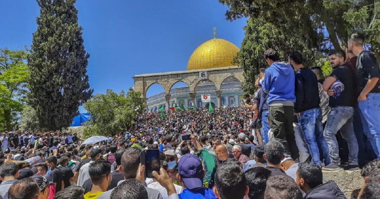 Muslim worshippers fill the temple mount
