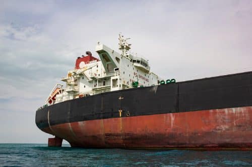 מכלית נפט אמריקאית מפליגה בים