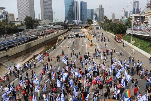 מפגינים נגד הרפורמה המשפטית חוסמים את כביש איילון בת"א