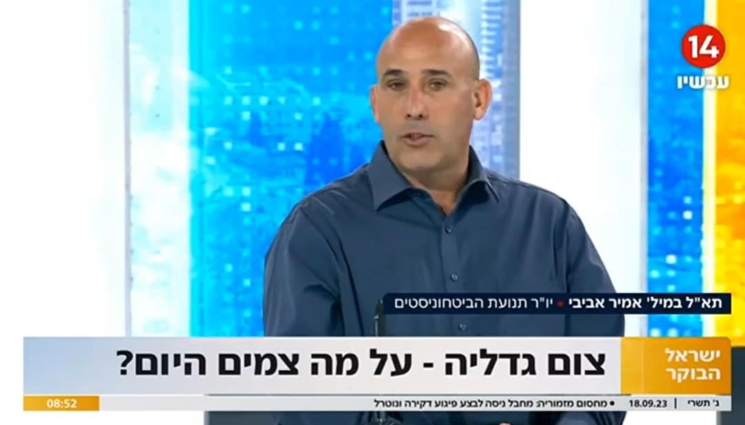 אמיר אביבי משוחח בראיון בערוץ 14