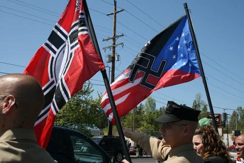 פעילים ניאו נאצים אמריקאים עם דגלי ארה"ב וצלב קרס