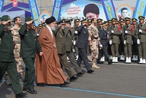 מנהיג איראן עלי ח'אמנהאי במצעד צבאי