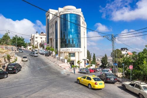 רחוב פלסטיני עם בניין בנק פלסטין