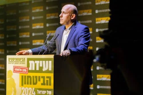 אמיר אביבי נואם בכנס מעל פודיום 'ועידת הביטחון של ישראל 2024'