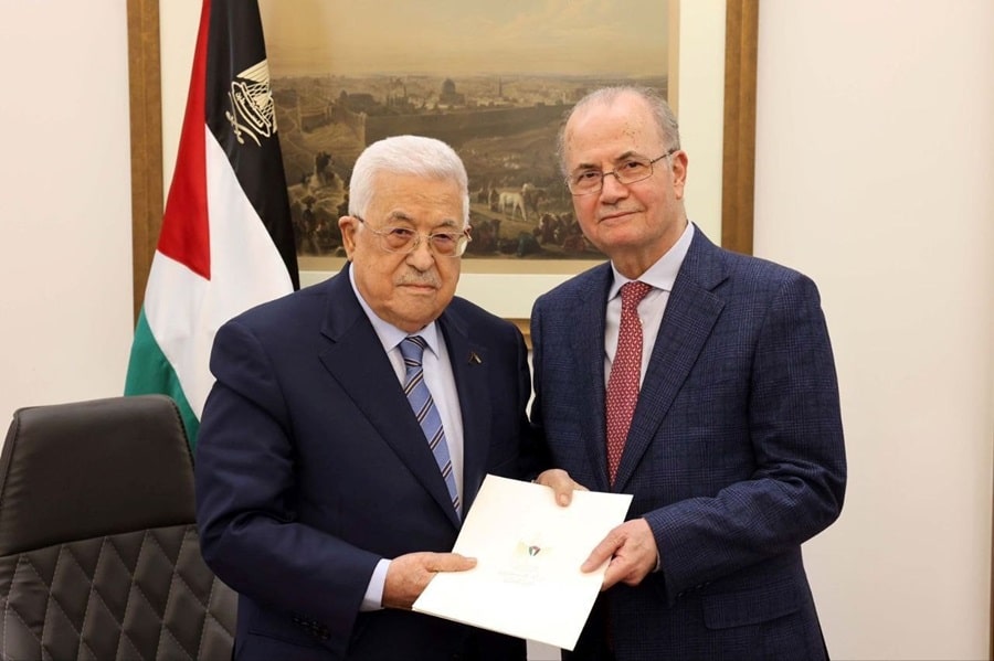 Abu Mazen and Mohammed Mustafa holding paper together