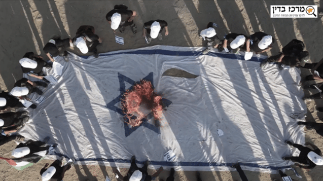 תמונת רחפן מעגל של עזתים שורפים דגלי ישראל