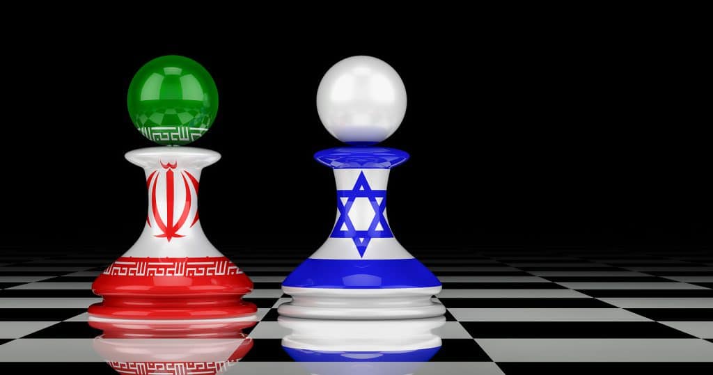 צמד חיילי שחמט צבועים כדגלי ישראל ואיראן