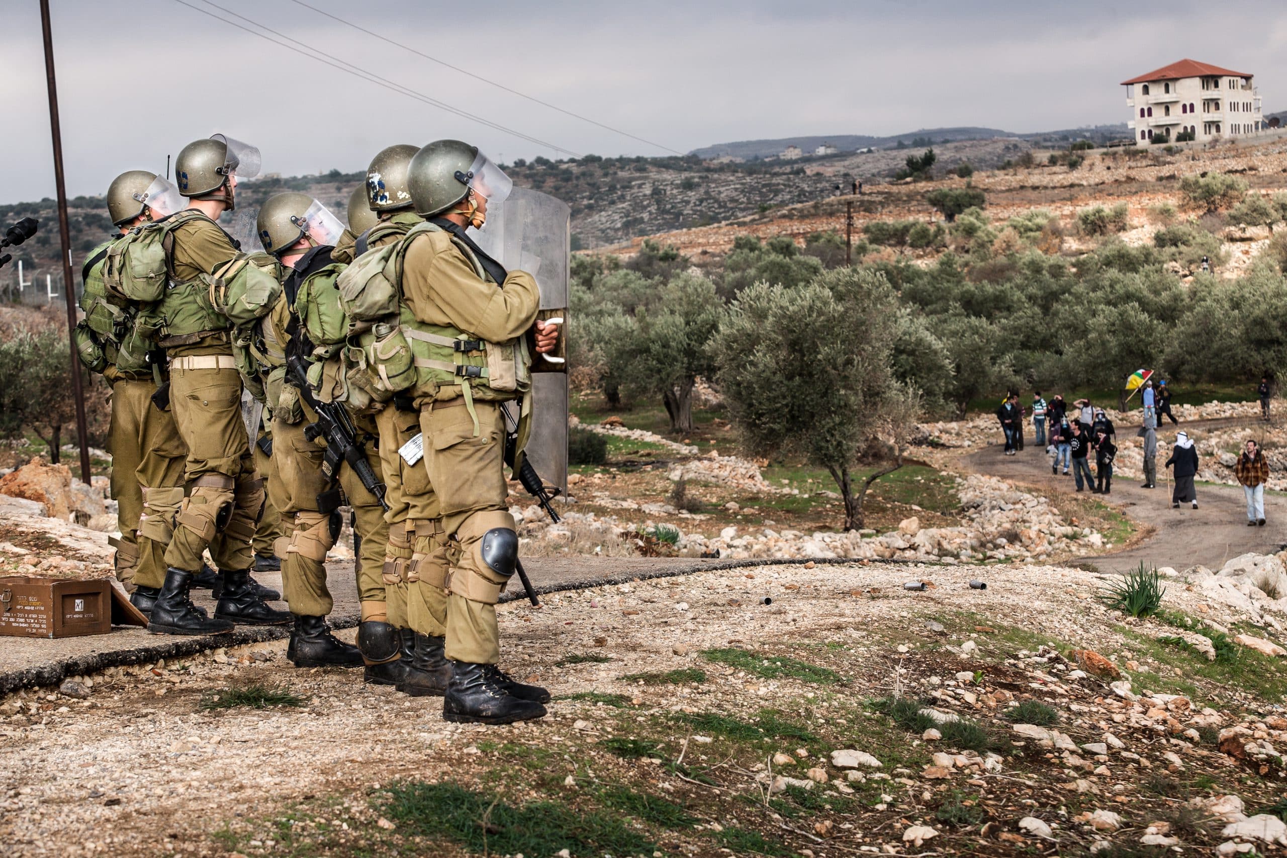 חיילי צה"ל מתמודדת עם קהל פלסטיני מוחה