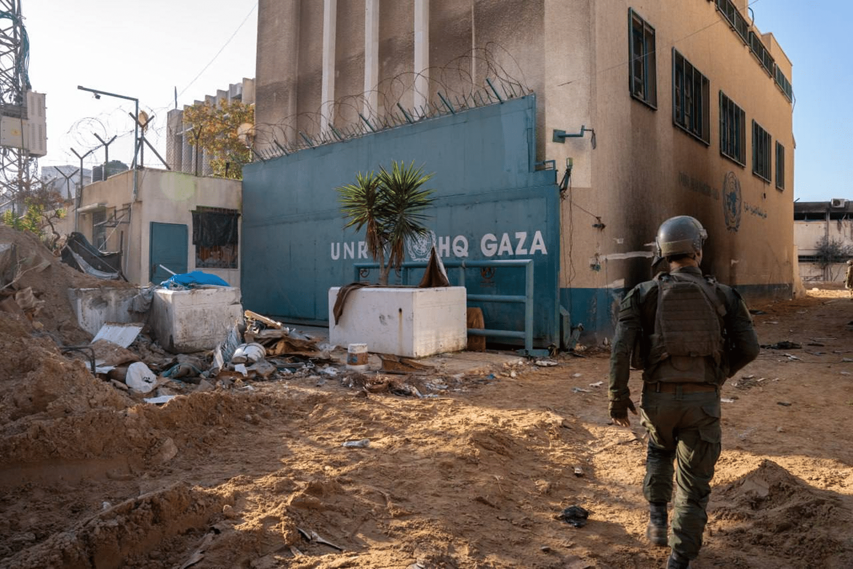חייל צה"ל במטה הראשי של אונר"א בשכונת רימאל בעזה