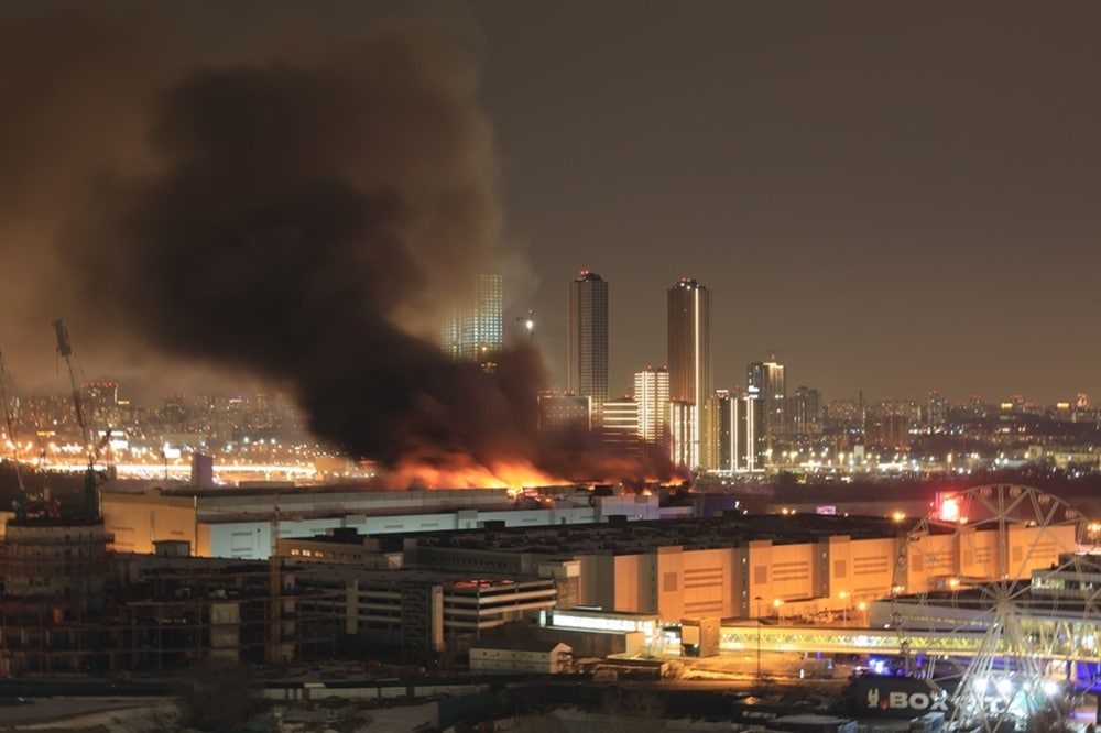 אש ועשן ממוקד הפיגוע במוסקבה, בלילה