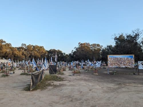 אזור המסיבה ברעים עם דגלי ישראל ותמונות החטופים