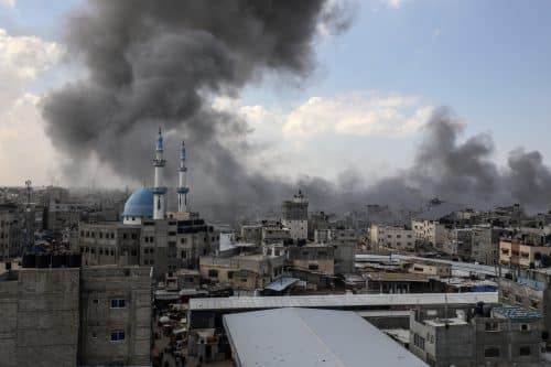 עשן עולה לאחר תקיפות אוויריות ישראליות בדרום עזה