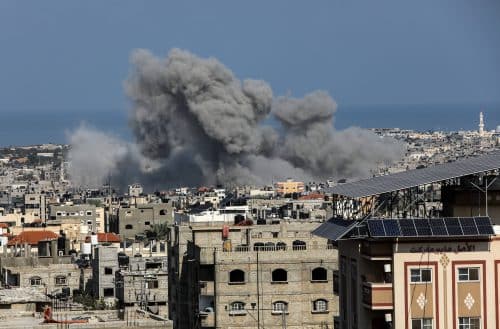 עשן עולה לאחר תקיפות אוויריות ישראליות סמוך לגבול מזרחית לעיר רפיח בדרום רצועת עזה