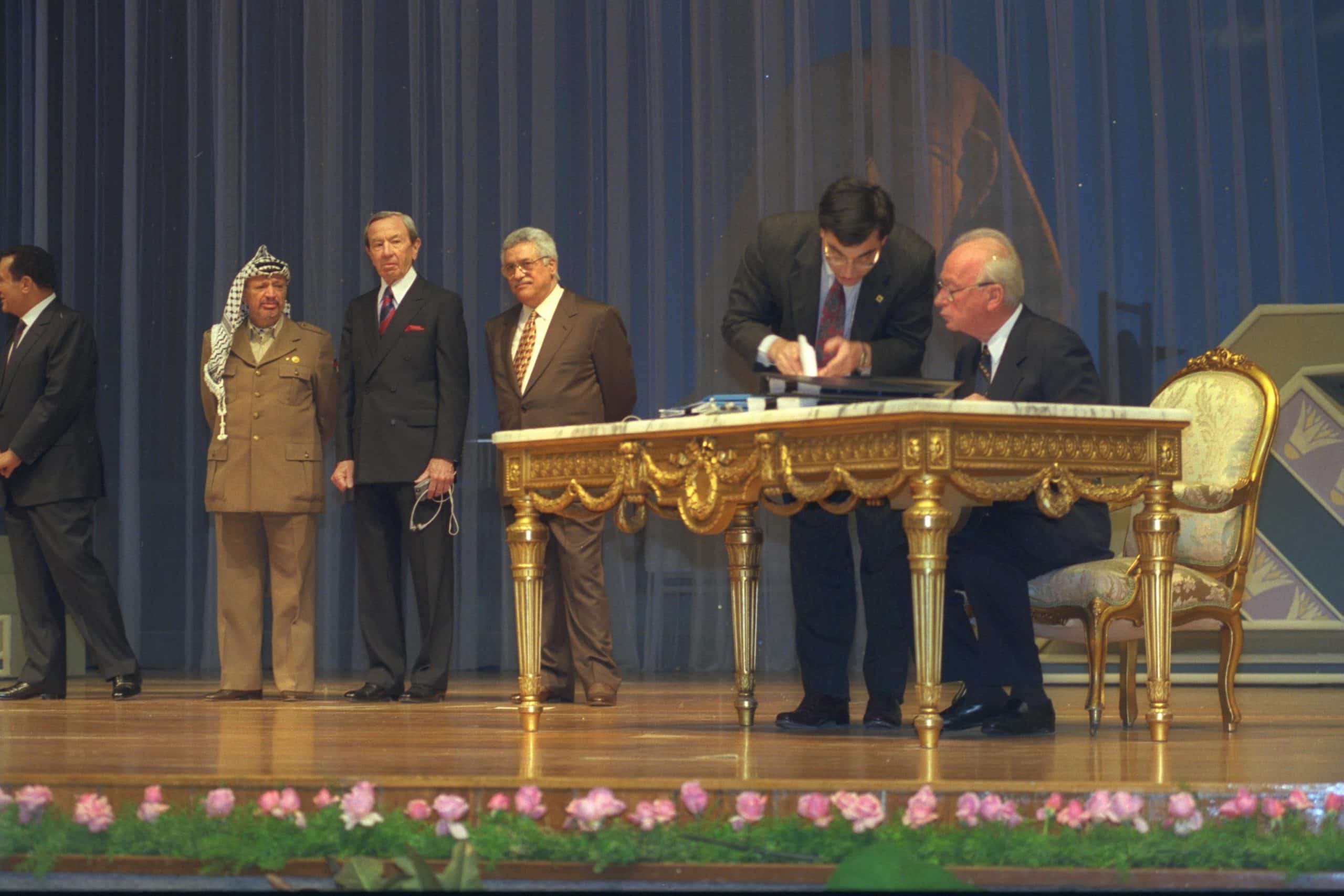 ראש הממשלה יצחק רבין חותם על הסכם קהיר.