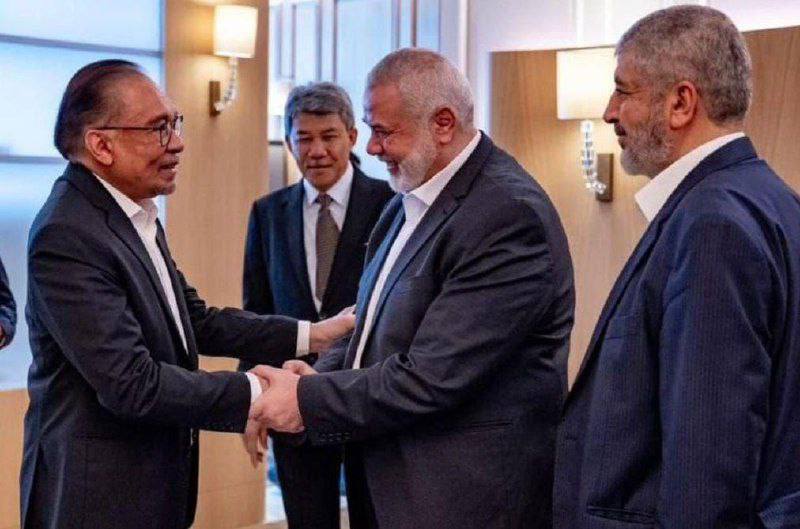 Leaders of the political Bureau of Hamas, Ismail Haniyehand Khaled Mashal, met in Qatar with the Prime Minister of Malaysia, Anwar Ibrahim