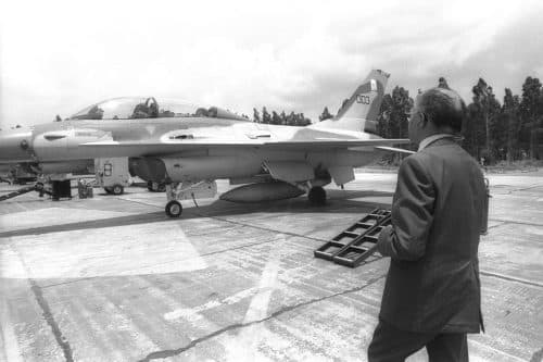 בגין עומד מול מטוס F16 שהפציץ את הכור