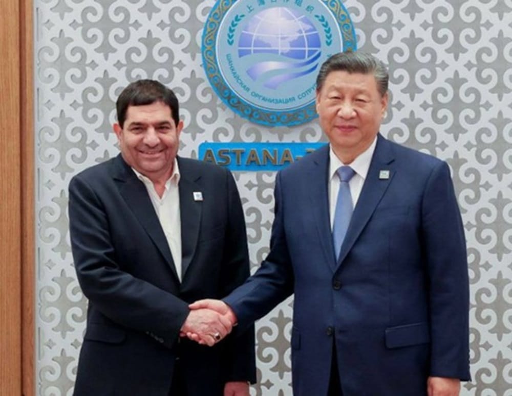 Mokhber shaking hand with Xi 