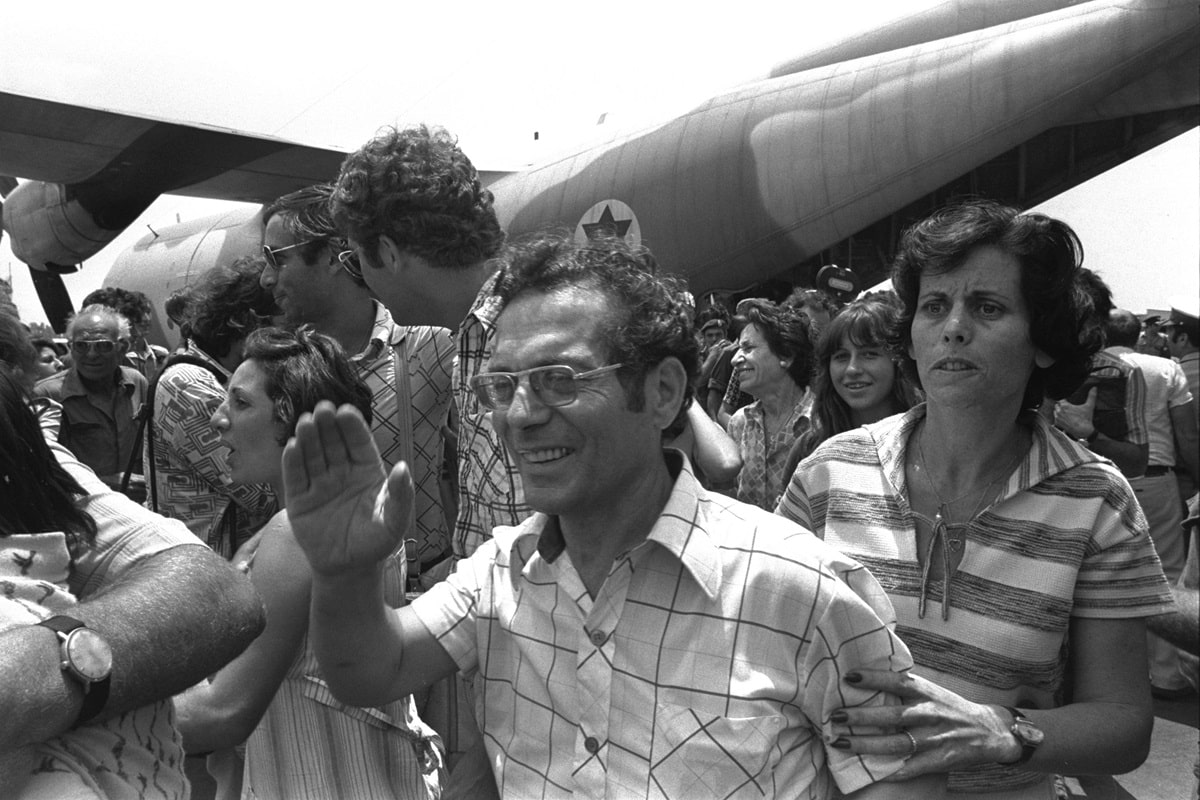 Hostages departing the airplane in Israel