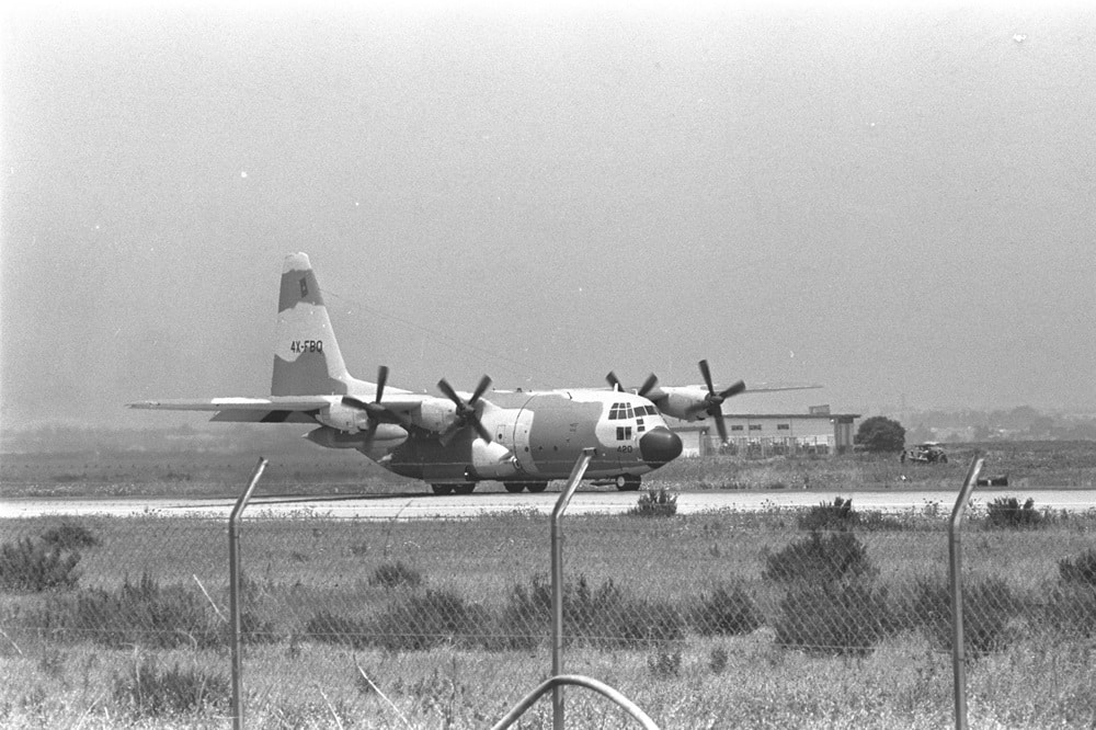 hercules airplane landing