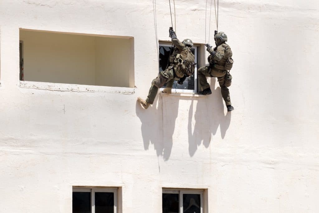 חיילי צה"ל משתלשלים מחבל ופורצים לחלון