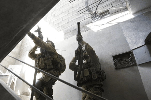 armed idf soldiers going upstairs