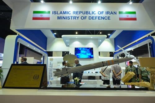 טיל בתצוגה ושלט 'הרפובליקה האסלאמית של איראן, משרד ההגנה'