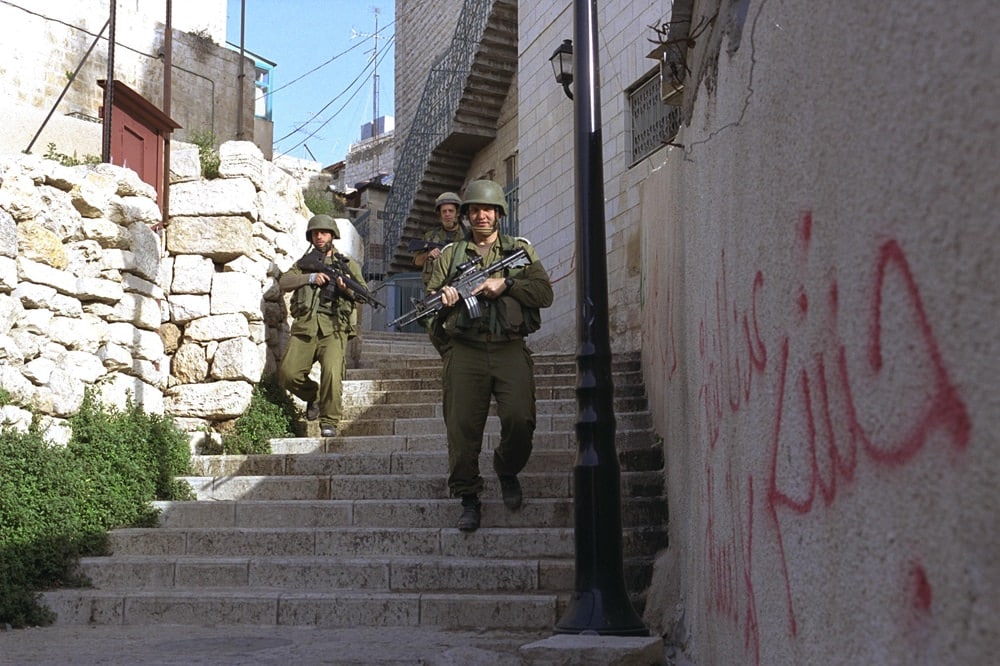 חיילי צה"ל חמושים יורדים במדרגות ברחוב