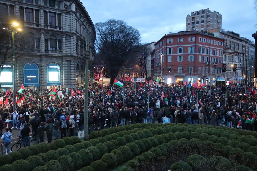 demonstrators with palestinian flags