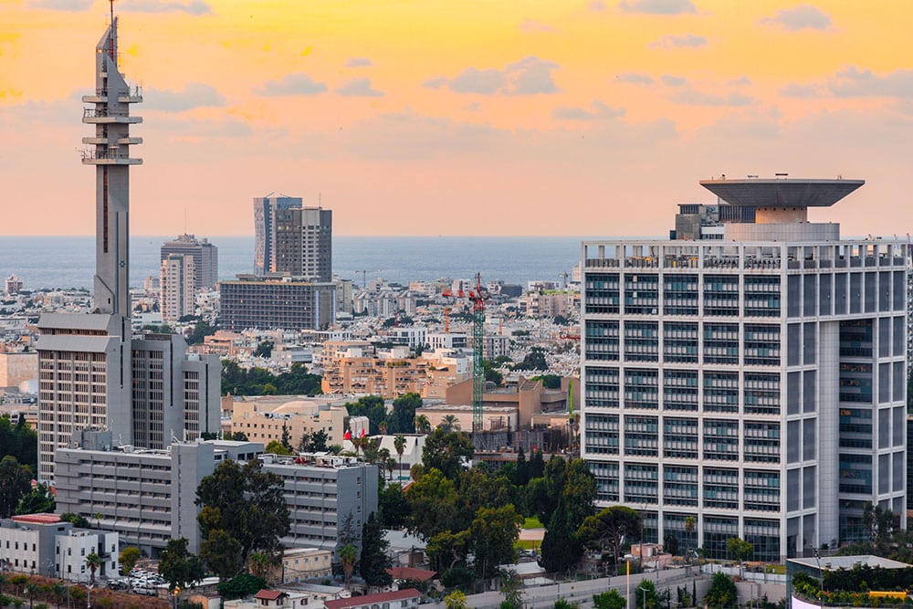 בסיס הקרייה בתל אביב בשעת בין הערביים