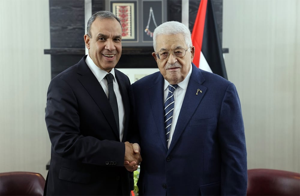 Mahmood Abbas & Badr Abdel-Aty shaking hands