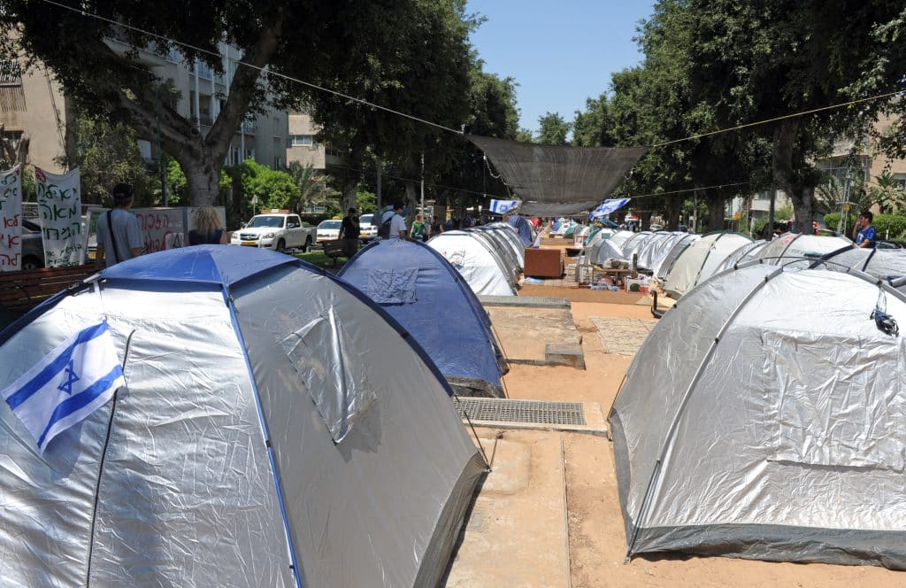 מחאת האוהלים מתקיימת בתל אביב, לאורך שדרות רוטשילד.