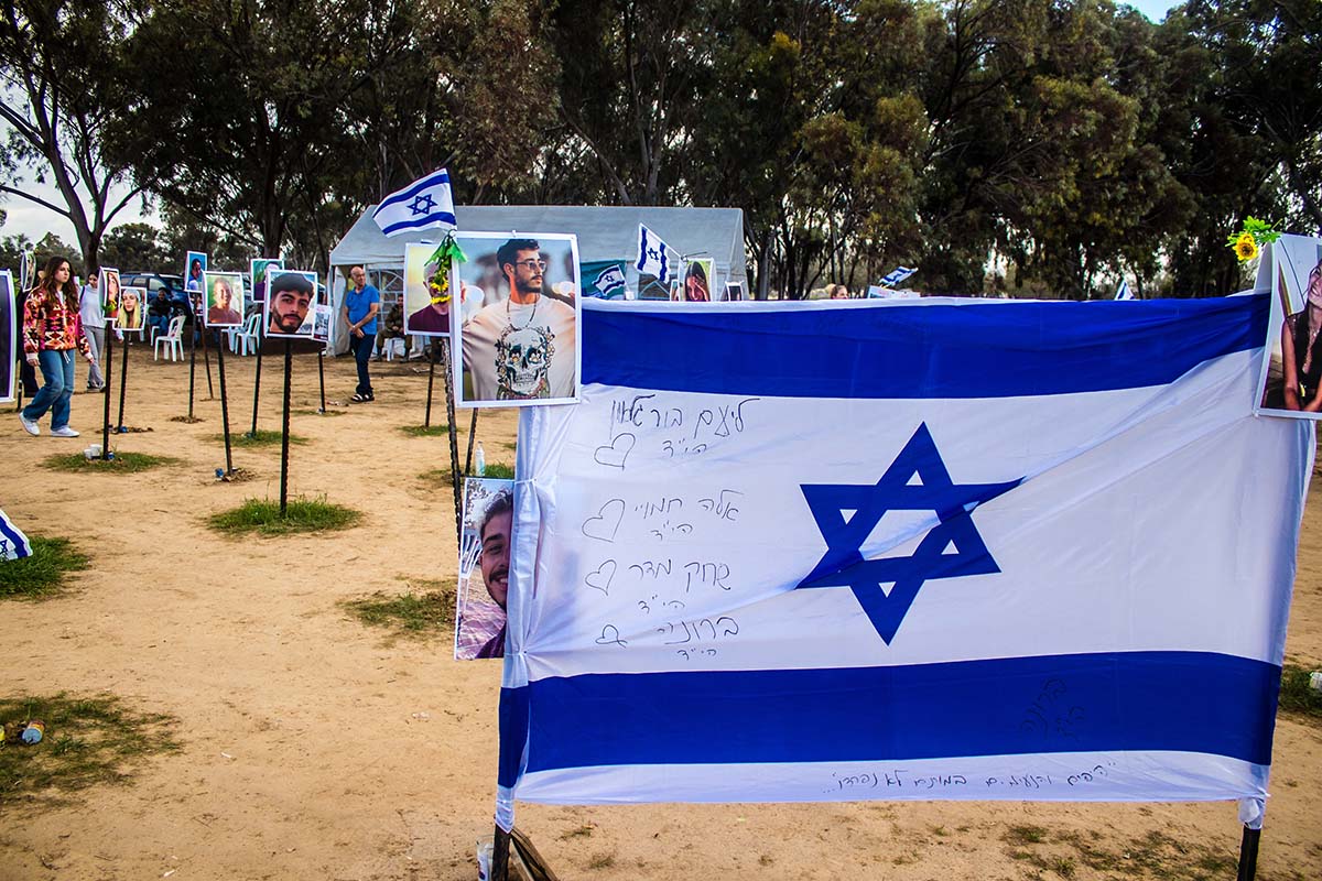 דגל ותמונות ברחבת המסיבה ברעים