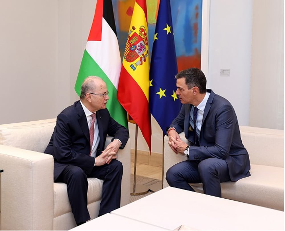 Sánchez & Mustafa meeting with flags in background