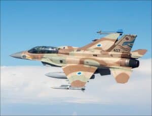 מטוס F16 מצולם מהצד בעת טיסה