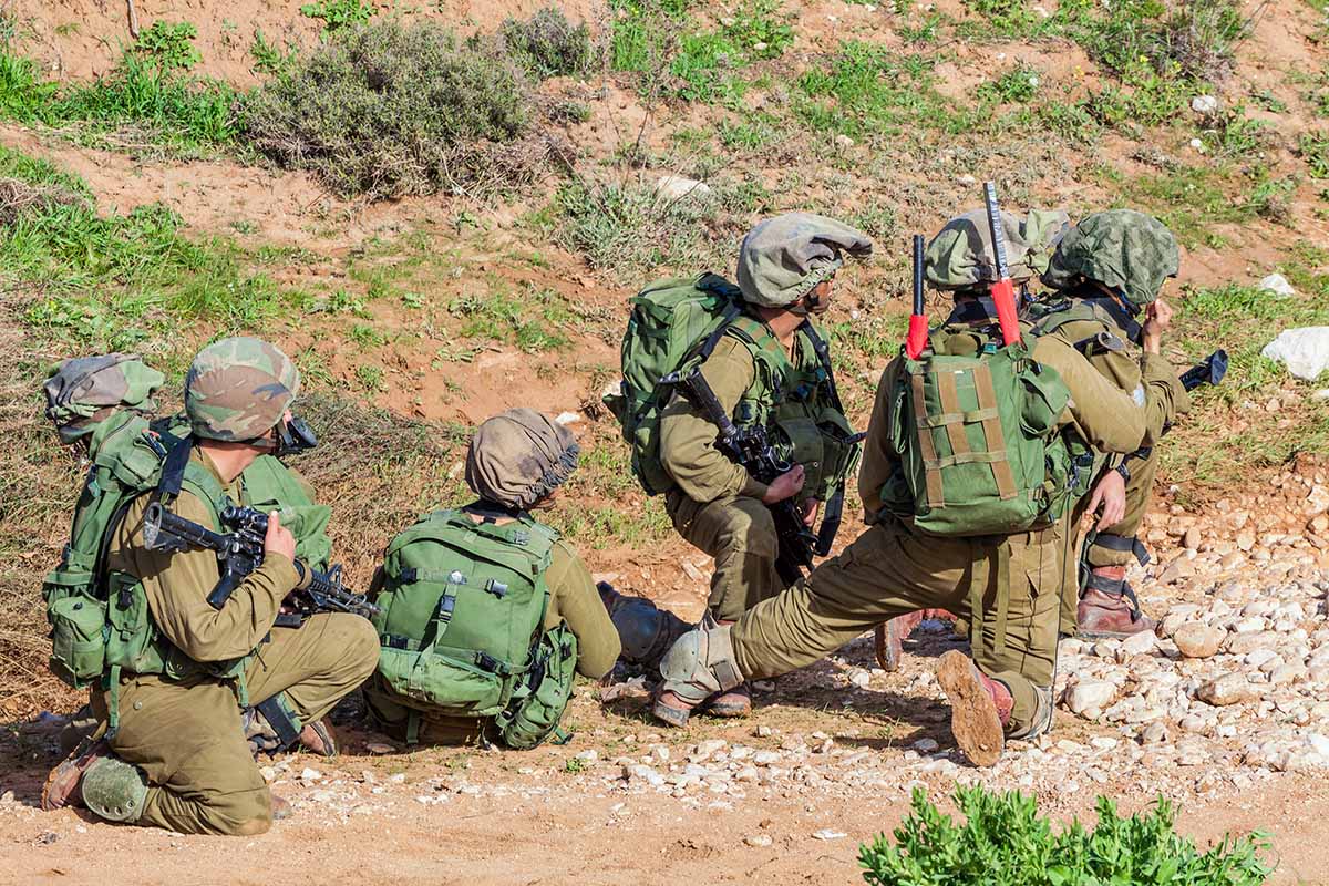 כוח של חיילי צה"ל עם אפודים בפעילות בשטח