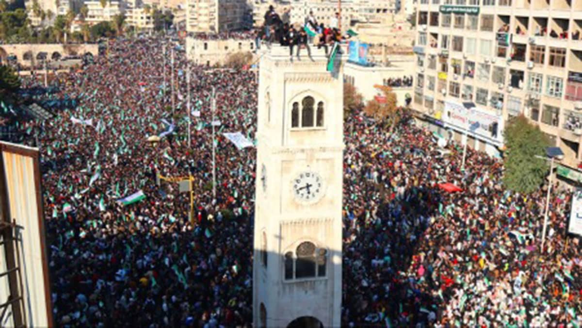 crowds in syrian city