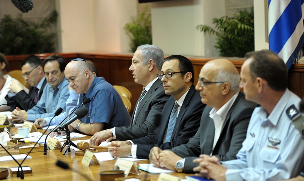 Netanyahu and officials at the government table