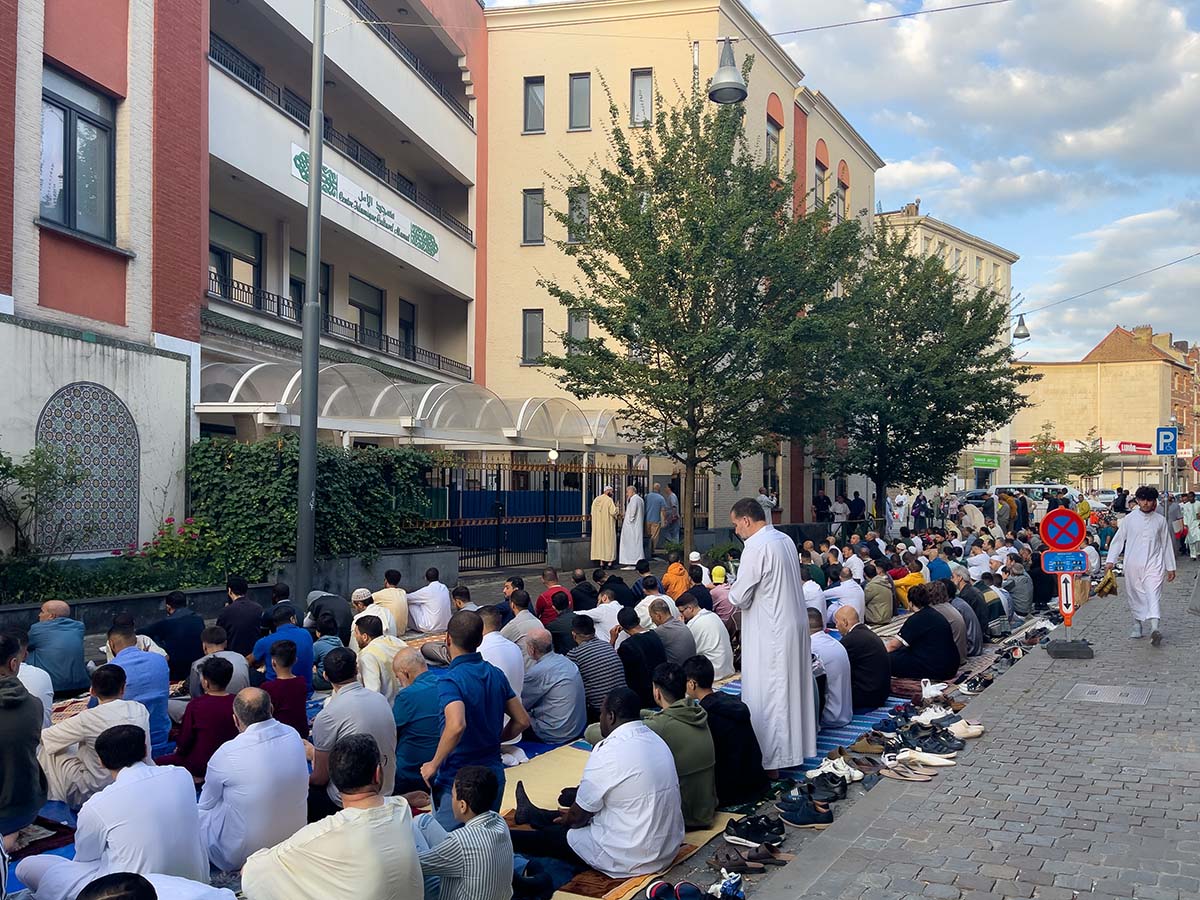 muslim prayer in european street