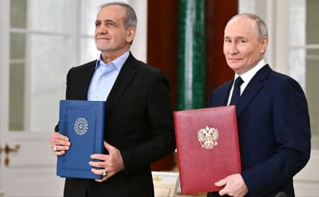 putin & Pezheshkian holding red & blue folders