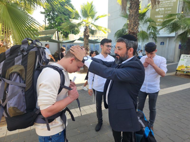 A father blessing his son who enlists in the Netzah Yehuda battalion. It is possible to normalize ultra-Orthodox conscription. Photo: Itzik Cohen, Netzah Yehuda