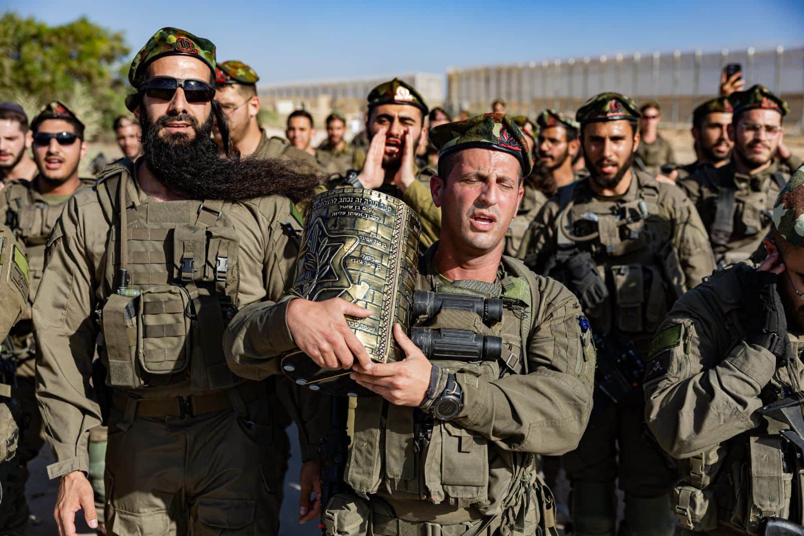 Army or Torah? They can coexist. Netzah Yehuda fighters bring a Torah scroll into the synagogue at the Erez base. Photo: Haim Twito, Netzah Yehuda 