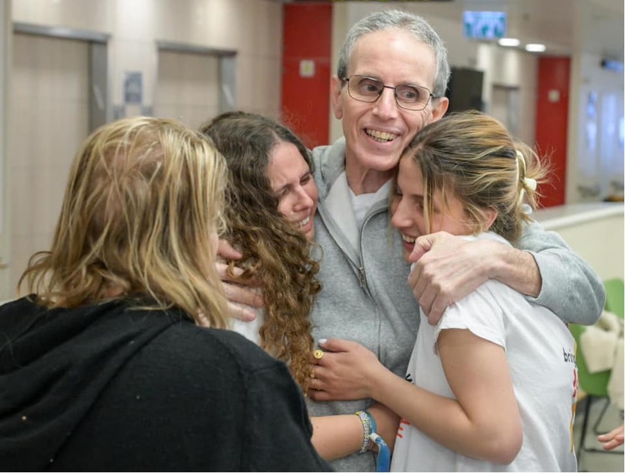 Released hostage Ohad Ben Ami embraced by his daughters and wife after 16 months of captivity| Source: IDF Spokesperson