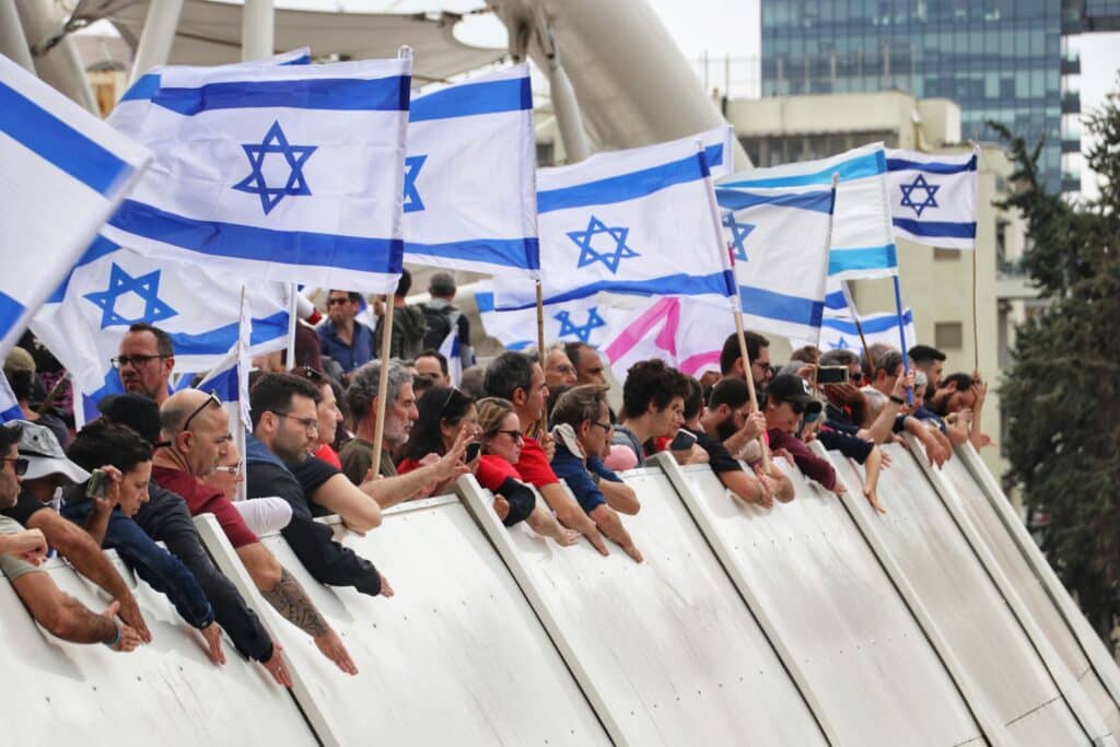 מפגינים עם דגלי ישראל