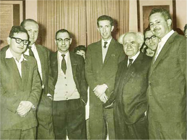 דוד בן־גוריון עם כמה ממשתתפי המבצע. משמאל: רפי איתן, צבי מלחין, אברהם שלום. מקור: ויקיפדיה 